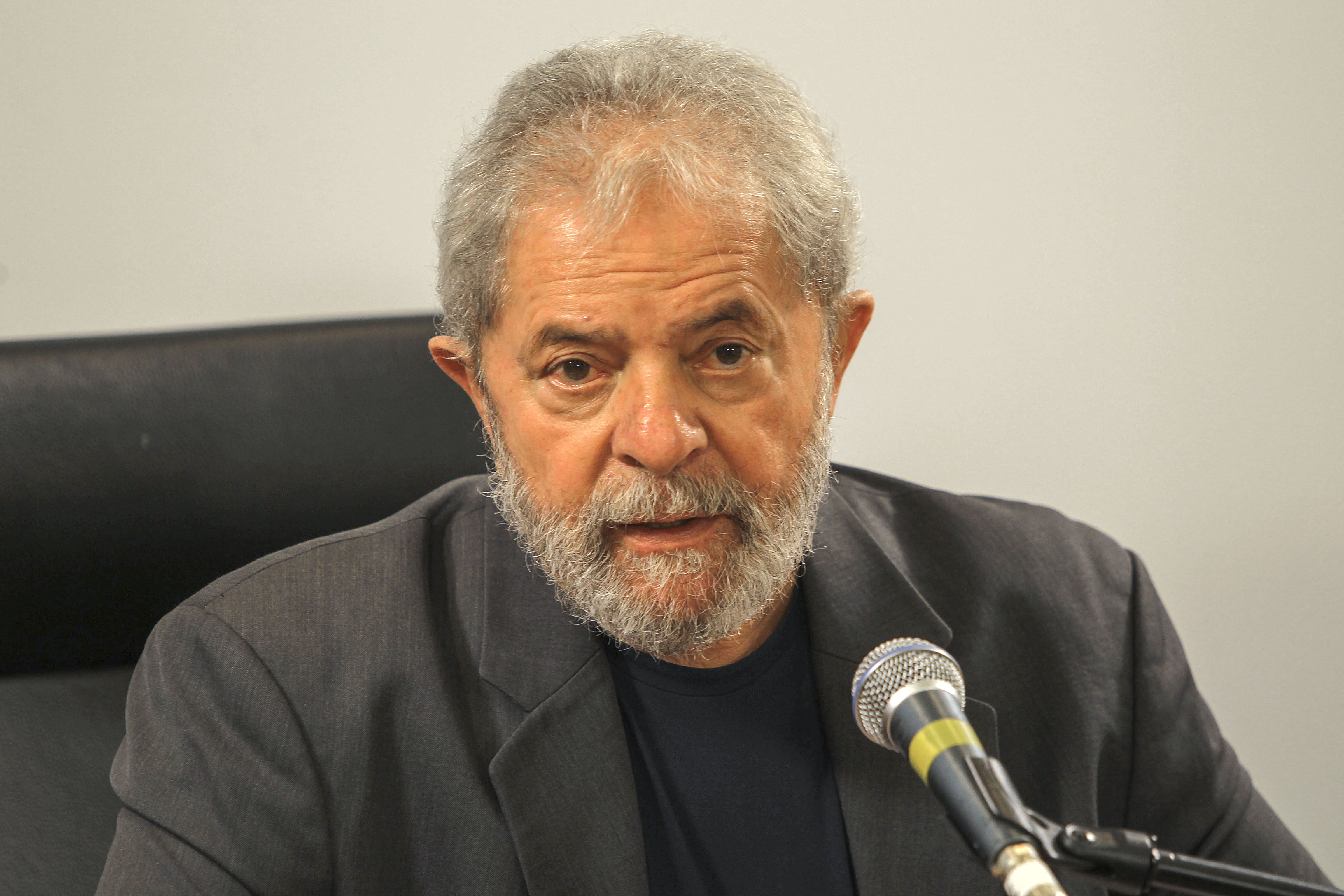 STJ reduz pena de Lula de 12 para 8 anos de prisão no caso do triplex