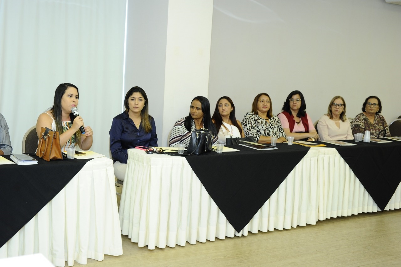 Prefeitas debatem feminicídio e cobram mais delegacias da mulher no Estado