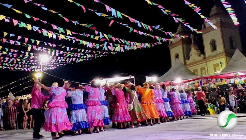 Emoção marca noite de abertura do São João de Pedra Lavrada