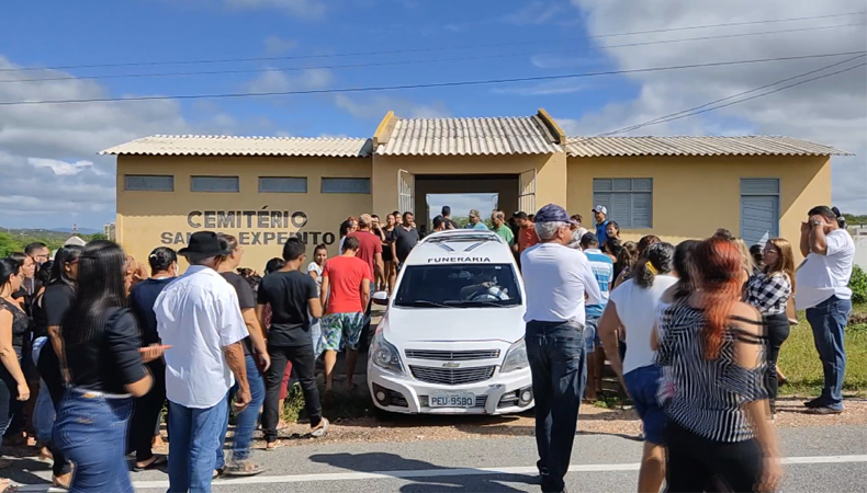 Familiares e amigos se despedem de Amanda Souza