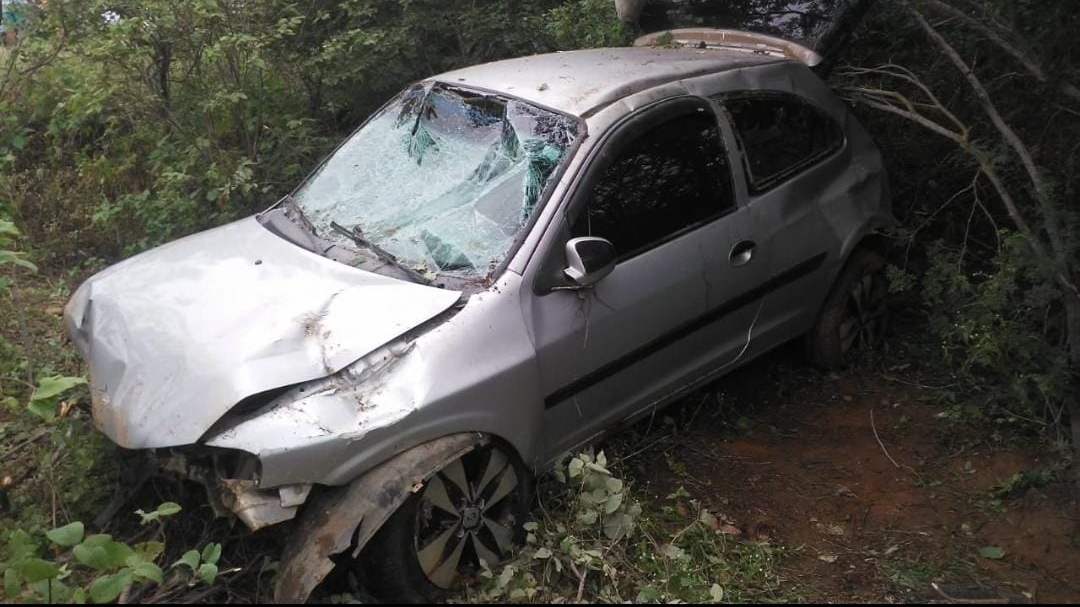 Carro capota e deixa feridos na PB-177, em Pedra Lavrada