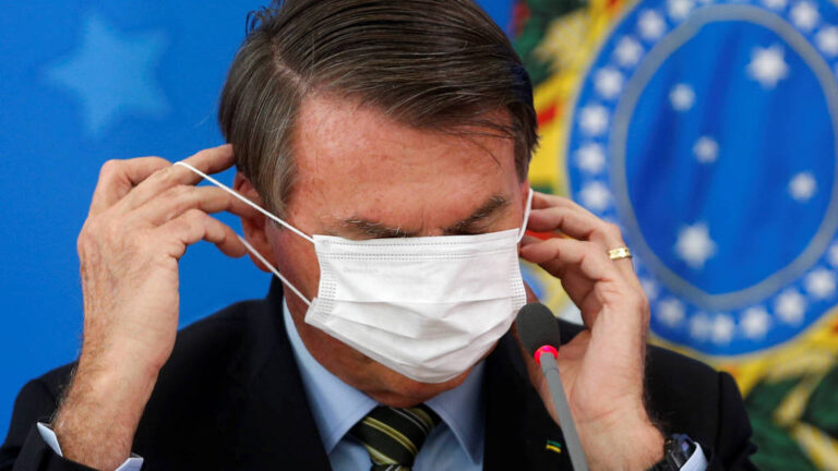 Justiça bloqueia R$ 87 mil de Bolsonaro por multas durante pandemia