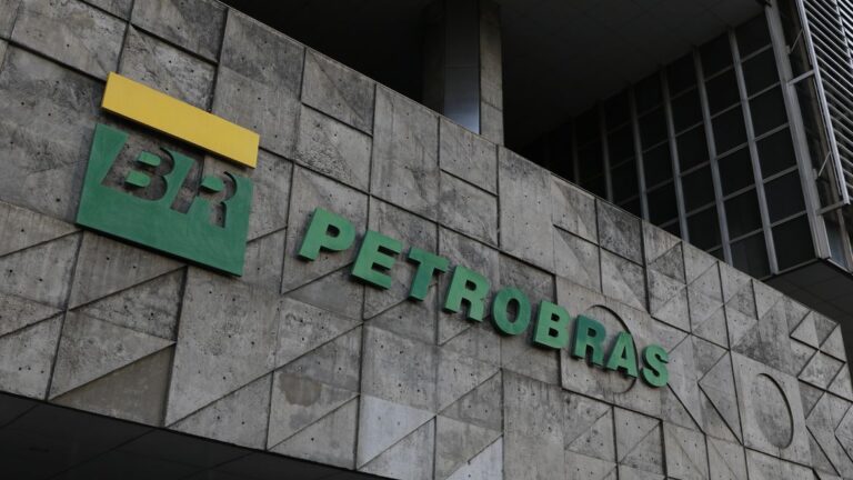 Petrobras reduz preço da gasolina em 4,66% para distribuidoras