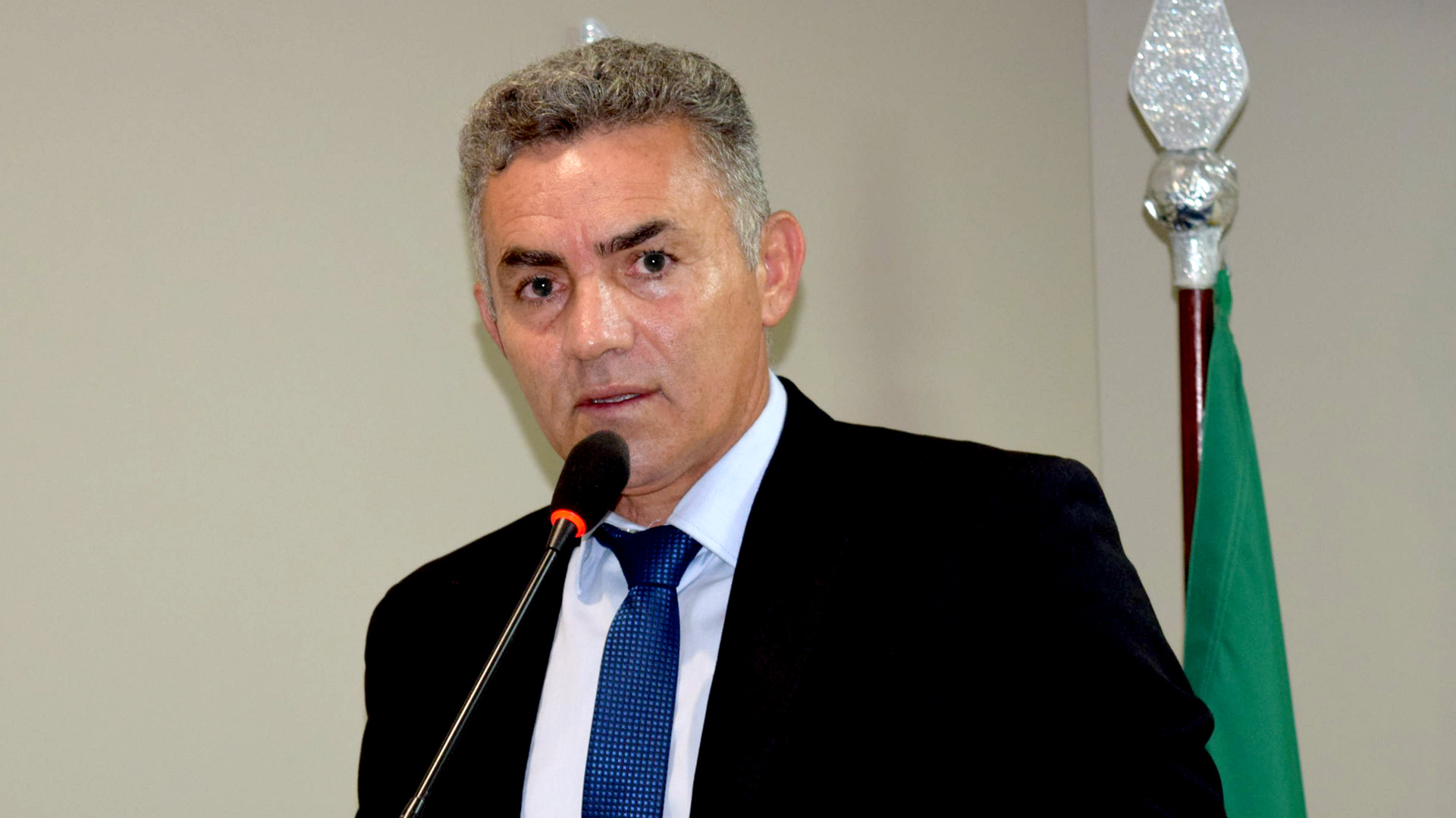 Gilson Ferreira defende reajuste salarial do prefeito, vice e secretários